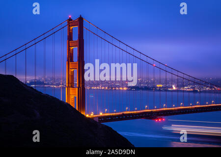 Avis de Batter Spencer à Golden Gate Bridge avec de la lumière se reflétant à la surface de l'eau de San Francisco, à l'aube. Banque D'Images