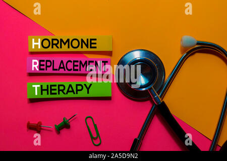 HRT. La thérapie de remplacement d'hormone de l'acronyme sur Post-it. Arrière-plan de bureau Banque D'Images