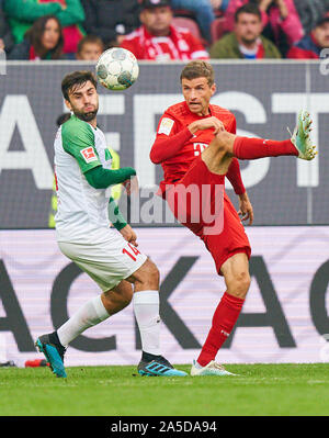 Augsburg, Allemagne. 19 octobre 2019. Foot FC Augsburg - FC Bayern Munich, Augsbourg, le 19 octobre 2019. Thomas Mueller, MÜLLER, FCB 25 concurrence pour la balle, s'attaquer, duel, l'en-tête, zweikampf, action, lutte contre Jan MORAVEK, FCA 14 FC AUGSBURG - FC BAYERN MUNICH 2-2 - DFL RÈGLEMENT INTERDIT TOUTE UTILISATION DES PHOTOGRAPHIES comme des séquences d'images et/ou quasi-vidéo - 1.ligue de soccer allemand , Augsburg, 19 octobre 2019, journée 08 saison 2019/2020, FCA, FCB, © Peter Schatz / Alamy Live News Banque D'Images