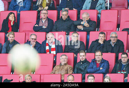 Augsburg, Allemagne. 19 octobre 2019. Foot FC Augsburg - FC Bayern Munich, Augsbourg, le 19 octobre 2019. Karl-Heinz RUMMENIGGE (PDG, Vorstandsvorsitzender FCB AG), Président und président Uli Hoeness (FCB), Jan-Christian Dreesen , la gestion de directeur financier, FCB Andreas JUNG, directeur du marketing et membre du conseil d'FCB, Joerg Wacker, directeur affaires internationales, manager, dirigeant, Mediendirektor Mennerich Pressechef Stefan, FCB , le Professeur Dr. Dieter Mayer 2. Vizepräsident des FC Bayern München eV. FC AUGSBURG - FC BAYERN MUNICH 2-2 - DFL RÈGLEMENT INTERDIT TOUTE UTILISATION DE PHOTOGRAPHIES comme IMAGE Banque D'Images