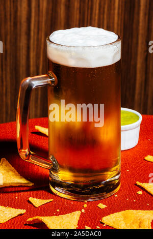 Une pinte de bière, de chips tortilla et guacamole. Style contemporain coloré Pop Banque D'Images