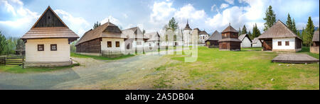 Vieux village de maisons traditionnelles en bois dans la région de Liptov Pribylina (Slovaquie) - PANORAMA Banque D'Images