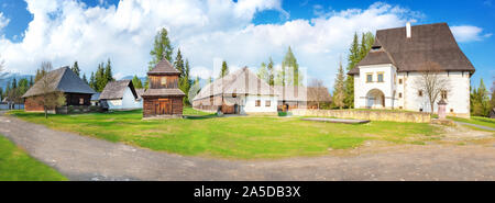 Vieilles maisons traditionnelles et beffroi de village dans la région de Liptov Pribylina (Slovaquie) - PANORAMA Banque D'Images