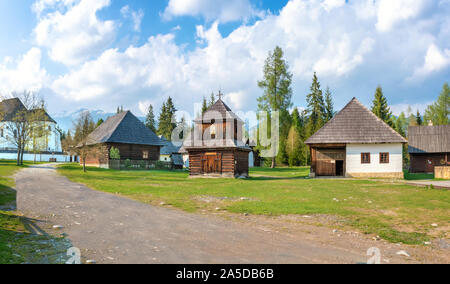 Vieilles maisons traditionnelles en bois et beffroi de village dans la région de Liptov Pribylina (Slovaquie) - PANORAMA Banque D'Images