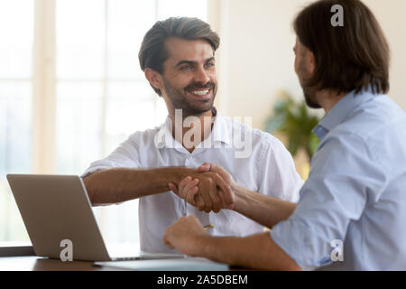 Portrait vendeur manager handshake client satisfait à la réunion Banque D'Images
