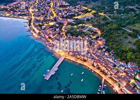 Baska. Vue aérienne de soirée ville de Baska côte et port. Île de Krk en Croatie. Banque D'Images