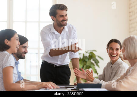 L'équipe business manager chez la femelle de l'appréciation de la réunion de groupe Banque D'Images