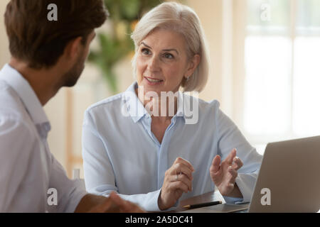 Femme d'âge moyen s'adressant à la clientèle d'affaires manager stagiaire d'enseignement Banque D'Images