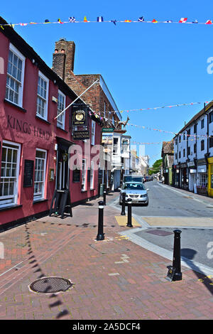 Vue des bâtiments de la rue principale de Poole Quay dans la vieille partie de la ville. Kings Head public house sur la gauche, l'Antilope Hôtel d'à côté. Banque D'Images