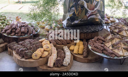 Table avec une sélection de biscuits faits maison. Une variété de biscuits au chocolat, à la crème anglaise et à la noix de coco sur une table prête à être servie Banque D'Images