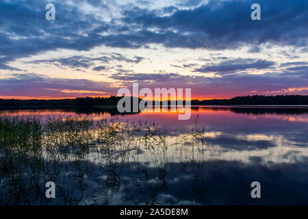 Coucher du soleil sur le lac à Savonlinna en plein cœur de la région du lac Saimaa en Finlande Banque D'Images