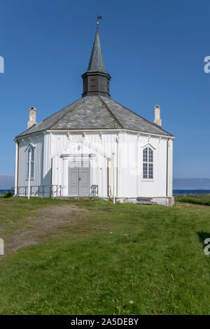 Côté de l'entrée de l'église octogonale au village historique de l'Arctique, tourné dans le cadre d'été lumineux lumière près de Dverberg, Andoya, Vesteralen, Norvège Banque D'Images