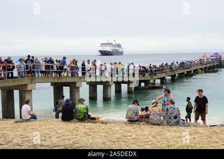 Longue file d'attente des passagers pour les offres pour les ramener à bord du navire de croisière Banque D'Images