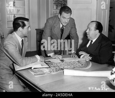 CARY GRANT NIGEL BRUCE et réalisateur alfred hitchcock sur le plateau de tournage franche SUSPICION 1941 scénario Samson Raphaelson Joan Harrison et Alma Reville RKO Radio Pictures Banque D'Images