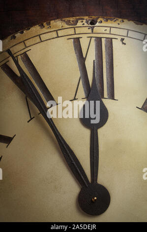 Mains d'une ancienne horloge indiquant 5 à 12 Banque D'Images