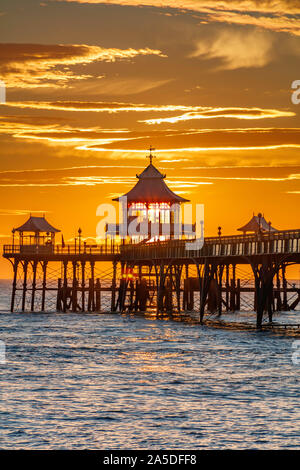 Clevedon pier au coucher du soleil par un beau soir Banque D'Images