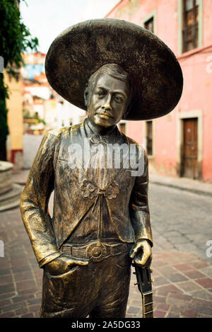 Close up of sculpture en bronze de Jorge Negrete, une célèbre chanteuse et actrice mexicaine de l'âge d'or du cinéma mexicain. Guanajuato, Mexique Banque D'Images