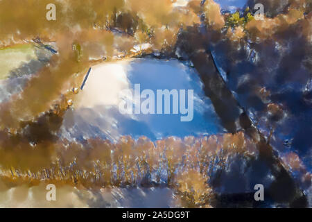 Aquarelle illustration : Vue aérienne d'un terrain de football d'une équipe de la ligue du district dans un village avec la première neige de l'année, tir de drone Banque D'Images