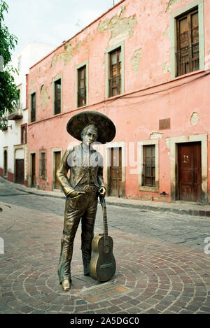 Sculpture en bronze de Jorge Negrete, une célèbre chanteuse et actrice mexicaine de l'âge d'or du cinéma mexicain. Guanajuato, Mexique Banque D'Images