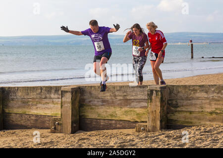 Bournemouth, Dorset, UK. 20 octobre 2019. Les participants prennent part à la plage de la race, de la race la marée, une plage à marée basse le long de la magnifique côte de la plage de Bournemouth vers la plage de Sandbanks. Porteur exécuter le 5k ou 10k race le long du littoral et sur les épis avant la marée monte. Un froid sec tôt le matin avec un peu de soleil. Credit : Carolyn Jenkins/Alamy Live News Banque D'Images