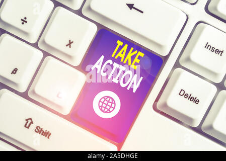 Écrit remarque montrant l'action. Concept d'affaires pour appuyer ce que vous dites pas seulement des mots mais par l'évidence White clavier du PC avec une note papier Banque D'Images