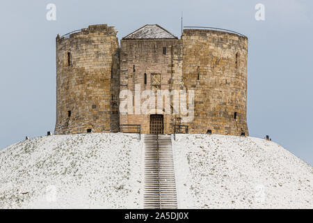 Clifford's Tower à York dans la neige Banque D'Images