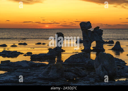 Formations Rauk sur Fårö au coucher du soleil avec une belle lumière du soir et susnset, Fårö, Gotland, Suède Banque D'Images