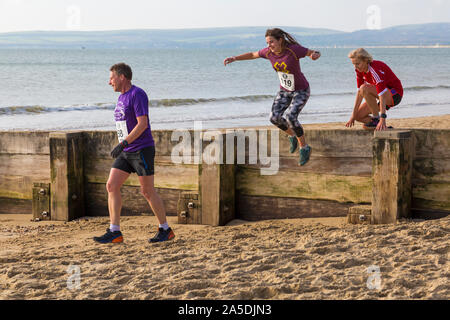 Bournemouth, Dorset, UK. 20 octobre 2019. Les participants prennent part à la plage de la race, de la race la marée, une plage à marée basse le long de la magnifique côte de la plage de Bournemouth vers la plage de Sandbanks. Porteur exécuter le 5k ou 10k race le long du littoral et sur les épis avant la marée monte. Un froid sec tôt le matin avec un peu de soleil. Credit : Carolyn Jenkins/Alamy Live News Banque D'Images