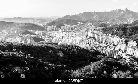 Le noir et blanc très belle vue de Séoul à partir de la Corée du Sud, la montagne Asan Banque D'Images