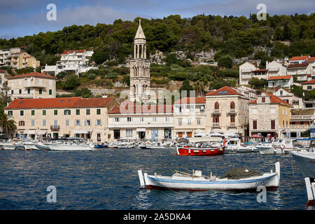 Vue sur le port de Hvar, côté Croatie Banque D'Images