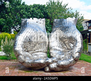 Les mains de l'artiste Sculptures Rick Kirby, à l'extérieur de l'Église à Woodbridge Woodbridge Quay, Suffolk, Angleterre, Royaume-Uni. Mots lire 'J'attente et suis tenue'. Banque D'Images