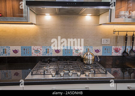 Décoration design d'intérieur montrant cuisine moderne cuisine cuisson appareil à ventilateur d'exposition dans un appartement de luxe Banque D'Images