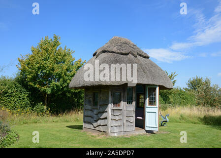 Kiosque de jardin de chaume, cabane en bois, cabane, pavillon, kiosque ou dans le jardin de Heroes & Villains, Stratford-upon-Avon Banque D'Images