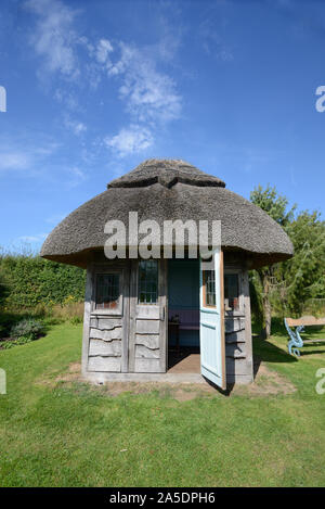 Kiosque de jardin de chaume, cabane en bois, cabane, pavillon, kiosque ou dans le jardin de Heroes & Villains, Stratford-upon-Avon Banque D'Images