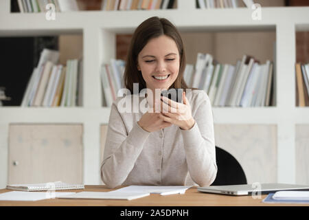 Jolie femme se sent heureux reçu message nouvelles positives Banque D'Images