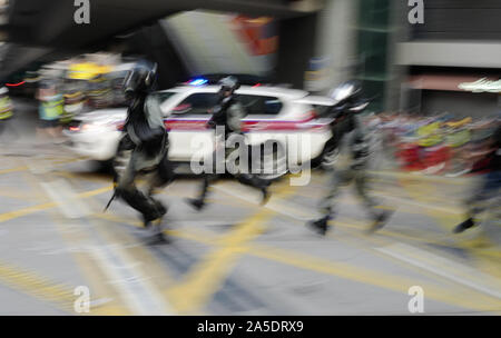 Hong Kong, Chine. 20 Oct 2019. Poursuite policière manifestants à Hong Kong le dimanche 20 octobre 2019. Ringo : crédit Chiu/ZUMA/Alamy Fil Live News Banque D'Images