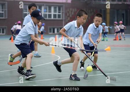 (191020) -- BEIJING, 20 octobre 2019 (Xinhua) -- Les élèves de l'école primaire n° 3 de Zhongguancun prendre une leçon de ce sport à l'école à Beijing, capitale de Chine, le 21 juin 2019. (Xinhua/Shen Bohan) Banque D'Images