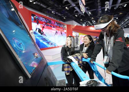 (191020) -- BEIJING, 20 octobre 2019 (Xinhua) -- Un visiteur (R) porte des lunettes VR à jouer un jeu de ski au monde 2019 Sports d'hiver (Beijing) Expo à Beijing, capitale de la Chine, le 17 octobre 2019. (Xinhua/Ju Huanzong) Banque D'Images