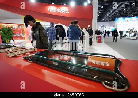 (191020) -- BEIJING, 20 octobre 2019 (Xinhua) -- un visiteur consulte les engrenages pour les sports d'hiver skeleton aux sports d'hiver du monde 2019 (Beijing) Expo à Beijing, capitale de la Chine, le 17 octobre 2019. (Xinhua/Ju Huanzong) Banque D'Images