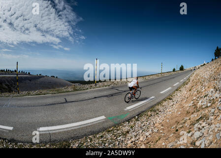 Cycliste de route femme escaladant le Mont Ventoux, Provence, France. Banque D'Images