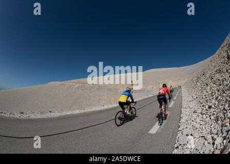 Cyclistes de route masculins escaladant le Mont Ventoux, Provence, France. Banque D'Images