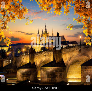 Allumé le Pont Charles sur la Vltava à Prague au coucher du soleil Banque D'Images