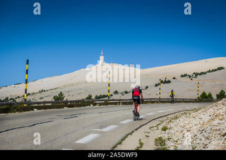 Cycliste de route masculin escaladant le Mont Ventoux, Provence, France. Banque D'Images