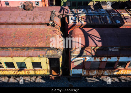 Vintage train de wagons et de locomotives, couvert de rouille et sont en mauvais état, reste sur les voies en Scranton, PA, USA. Banque D'Images
