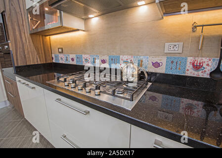 Décoration design d'intérieur montrant cuisine moderne cuisine cuisson appareil à ventilateur d'exposition dans un appartement de luxe Banque D'Images