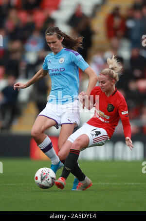 Jill Scott de Manchester City (à gauche) et Jackie Groenen de Manchester United se battent pour le ballon lors du match C de la coupe continentale de la Ligue des femmes au Leigh Sports Village. Banque D'Images