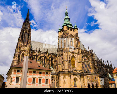 Vue imprenable sur la cathédrale Saint-Guy gothique, le château de Prague, République Tchèque Banque D'Images