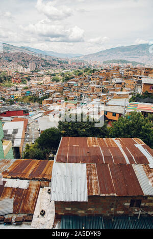 Plus d'avis sur des maisons sur les collines de Comuna 13 à Medellin, Colombie Banque D'Images