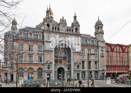 Anvers, Belgique - 21 Février 2019 : les gens à l'avant de l'entrée latérale de la gare centrale d'Anvers, Belgique 2019 Banque D'Images