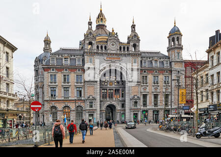 Anvers, Belgique - 21 Février 2019 : les gens à l'avant de l'entrée latérale de la gare centrale d'Anvers, Belgique 2019 Banque D'Images